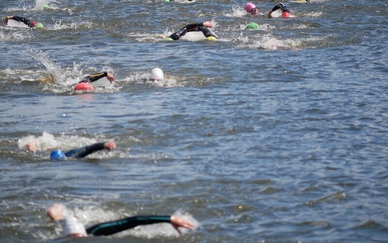 Spitze des Schwimmfeldes beim 7-Türme-Triathlon in Lübeck